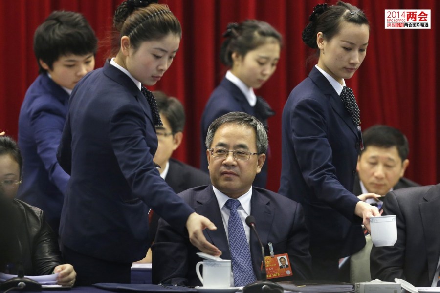 政協會議服務升級 主席臺增設男服務生倒水，體現會議細節優化